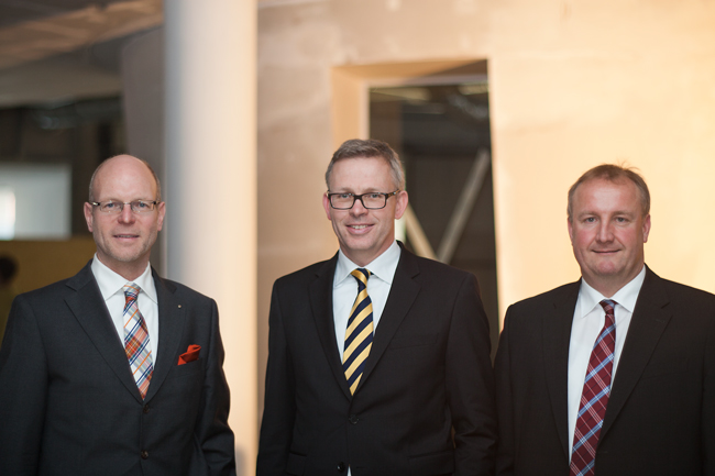 Umbau der Filiale. v.l.: Norbert Loddenkemper, Marktgebietsleiter Deutsche Asset & Wealth Management in der Region Ostwestfalen, Martin Wilde, Marktgebietsleiter Firmenkunden und Filialdirektor Winfried Maas.