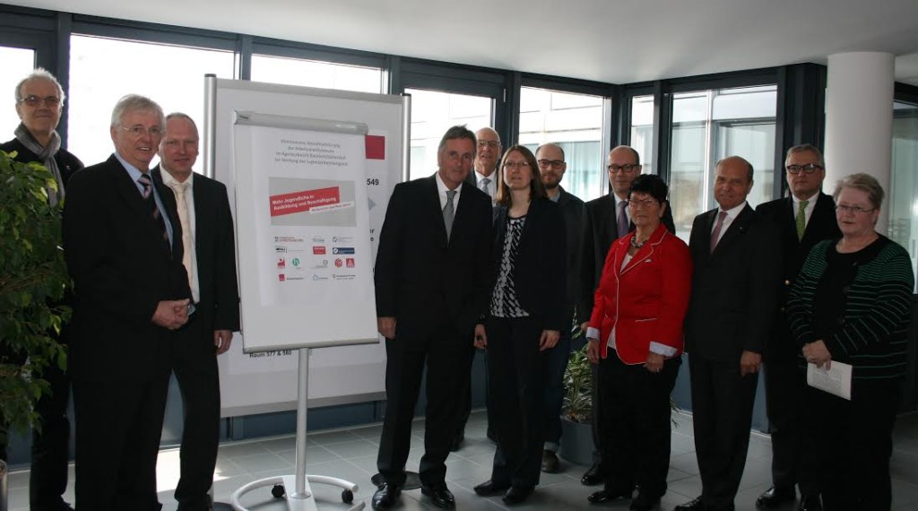  (v.l.): Henning Rose, Gerrit Gabrecht, Jobst Hilker, Dr. Werner Efing, Günter Gabrecht, Susanne Koch, Sören Hartmann, Thomas Kunz, Elisabeth Buschsieweke, Thomas Richter, Burkhard Marcinkowski, Astrid Bartols. (Foto: Agentur für Arbeit Bielefeld)