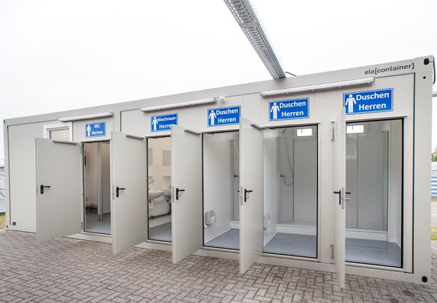 Der neun Meter lange Sanitärcontainer ist robust, pflegeleicht und komplett mit Duschen, WCs und Waschbecken ausgestattet. (Foto: ELA Container GmbH)