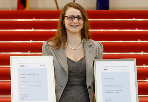 Lisa Schulz; Global Process Manager bei HARTING, nahm den Preis Uwe Beckmeyer, Parlamentarischer Staatssekretär beim Bundesminister für Wirtschaft und Energie, entgegen. (Foto: HARTING)