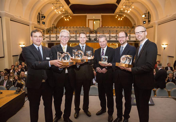 EU Kommissar Günther H. Oettinger mit den Preisträgern des OWL Innovationspreises MARKTVISIONEN. Dr. Ralf Stroop (medgineering), Dr. Bernd Welzel (Westfalia Automotive), Marcel Höcker (HöRe Logical Manufactoring), Christian Brandhorst (Narando), Thorsten Meier (BOGE KOMPRESSOREN Otto Boge GmbH & Co. KG). (v.l.n.r.) (Foto: OstWestfalenLippe GmbH)