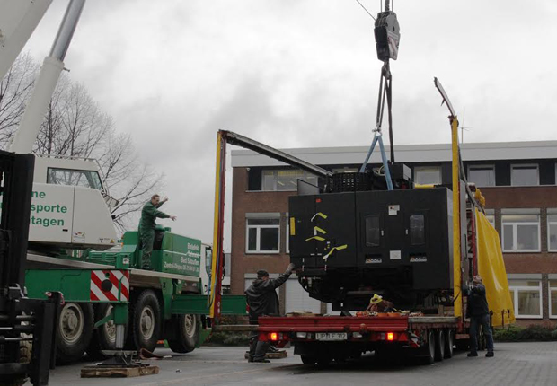 Vorsichtig hievt ein Kran das Kernelement der neuen Fräsmaschine vom Schwertransporter. (Foto: Lebenshilfe Bielefeld)