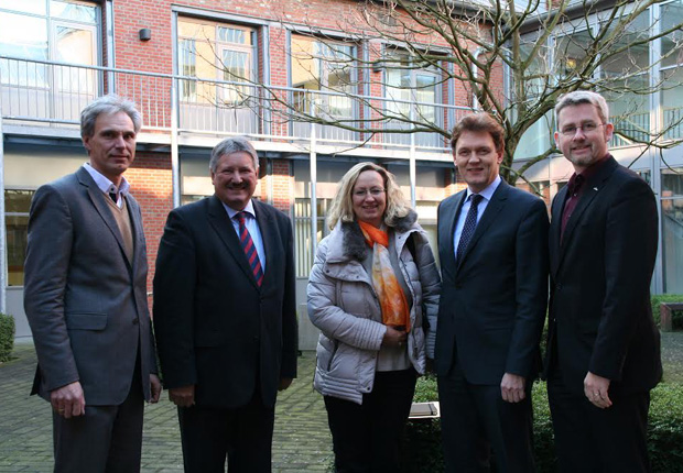 Freuen sich über die neuen Kompetenzzentren: (v. li.) Michael Schnaider vom it.emsland, Landrat Reinhard Winter, die Leiterin der Wirtschaftsförderung Martina Kruse, Oberbürgermeister Dieter Krone und der Geschäftsführer der Ems-Achse Dirk Lüerßen. (Foto: Stadt Lingen (Ems))