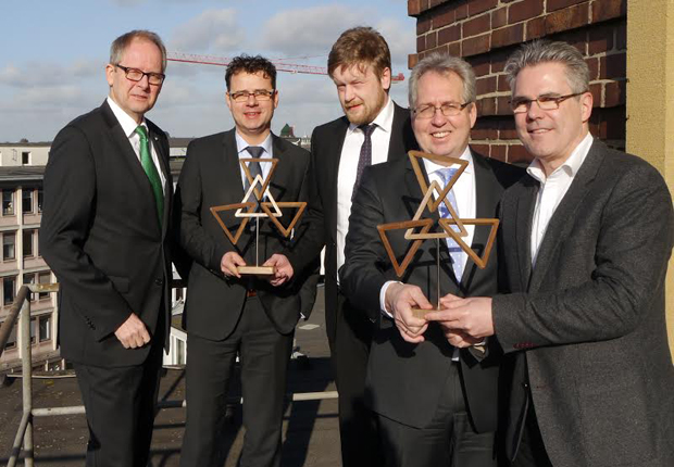 Für CSR in OWL aktiv – Axel Martens, IHK Lippe zu Detmold und Juror; Thorsten Brinkmann, GILDE GmbH, Moritz Lippa, IfB OWL e. V., Landrat Jürgen Müller, Kreis Herford und Juror, Stephan Westerdick, Unirez GmbH und Juror. (Foto:  Initiative für Beschäftigung OWL e. V.)