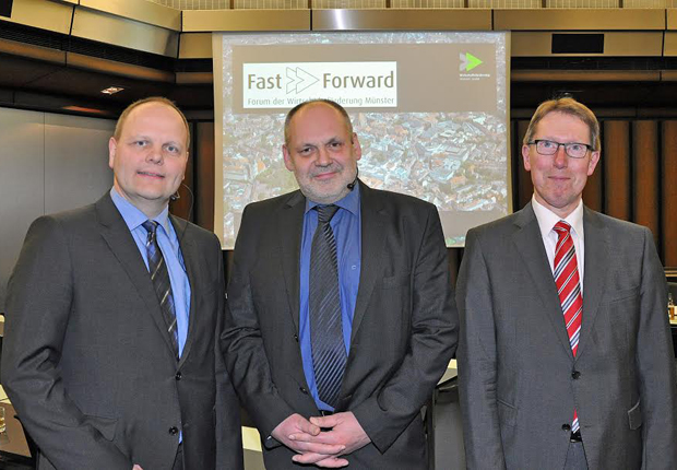 Die Unternehmensberater Dr. Stefan Borchert (l.) und Bernd Schulz (Mitte) sprachen bei der Fast Forward-Veranstaltung über Risikomanagement im Mittelstand. Günter Klemm (r.), Fördermittel- Experte der Wirtschaftsförderung Münster GmbH, begrüßte die Experten. (Foto: Wirtschaftsförderung Münster GmbH/Martin Rühle)