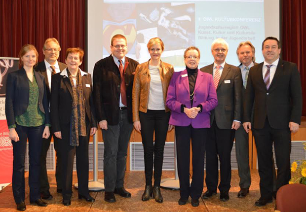 Gruppenfoto: Antje Nöhren (Leiterin OWL Kulturbüro), Klaus-Heinrich Dreyer (LWL Landesjugendamt Westfalen), Cornelia Schöder (Kreisdirektorin des Kreises Minden-Lübbecke), Kai Abruszat (Bürgermeister Stemwede), NRW-Ministerin Christina Kampmann, Regierungspräsidentin Marianne Thomann-Stahl, Regionalratsvorsitzender Reinold Stücke, Herbert Weber (Geschäftsführer OWL GmbH), und Landrat Dr. Axel Lehmann (Vorsitzender des Fachbeirats Kultur der OWL GmbH. (v.l.n.r.) (Foto: OstWestfalenLippe GmbH)