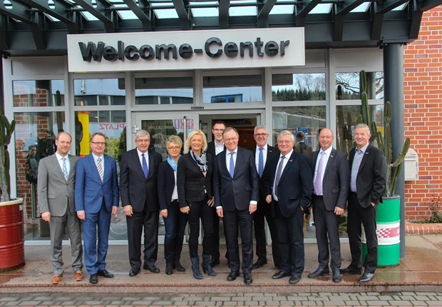 Start des ELA Firmenrundgangs mit Ministerpräsident Stephan Weil vor dem ELA Welcome-Center. (Foto: ELA Container GmbH)