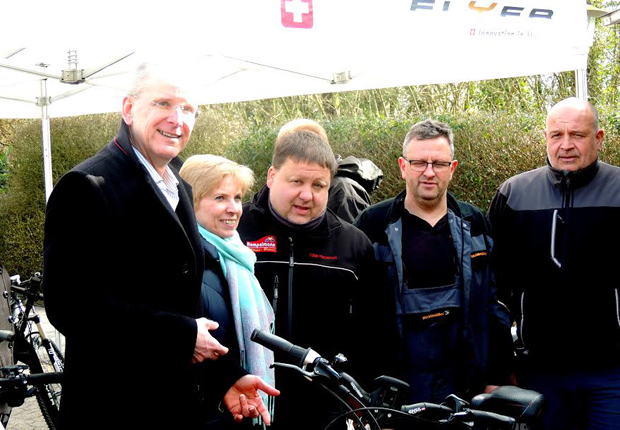 Andreas Uhlitz (links), Leiter Grundsatzfragen im Bereich Personal bei Weidmüller und Tobias Hempelmann (r., Hempelmann Lippe-Bikes) erfreuen sich gemeinsam mit Mitarbeitern an zahlreichen gutgelaunten E-Bike-Testern. (Foto: Weidmüller)