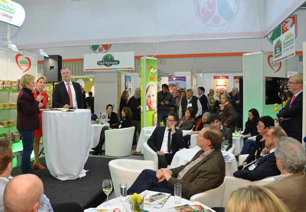 Viele Zuhörer bei dem Expertengespräch mit Landwirtschaftsminister NRW Johannes Remmel und Renate Künast (1.v.l.) , Vorsitzende des Verbraucherausschusses im Deutschen Bundestag. Das Gespräch fand auf dem Mestemacher Messestand auf der BioFach 2016 in Nürnberg statt. Moderiert wurde das Gespräch über die Zukunft der Bio-Lebensmittel von Prof. Dr. Ulrike Detmers, Gesellschafterin, Mitglied der zentralen Unternehmensleitung und Sprecherin der Mestemacher-Gruppe. (Foto: Mestemacher GmbH)