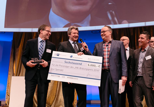 v.l.n.r. Jürgen Henke (Geschäftsführer), Holger Wuttke (Betriebsleiter), Oliver Welke (Moderator) (Foto: Metallwerke Renner GmbH)