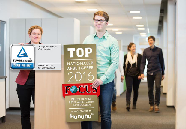 Kathrin Pogrzeba (Personalleitung Minden) und Kevin Wöbbeking (Dualer Student Wirtschaftsingenieurwesen) präsentieren die neuen Arbeitgeberauszeichnungen. (Foto: WAGO)