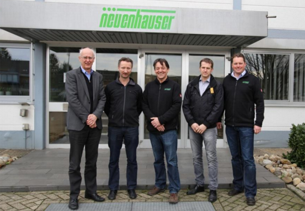 v.l. Bernd Voshaar (Geschäftsführender Gesellschafter der Neuenhauser Unternehmensgruppe), Thorsten Dirks (Geschäftsführer Neuenhauser Maschinenbau GmbH), Wolfgang Brouwer (Geschäftsbereichsleiter Neuenhauser Umwelttechnik), Peter Poll (Geschäftsführer Europress Umwelttechnik), Frank Warrink (Area Sales Manager Neuenhauser Umwelttechnik) (Foto: Neuenhauser Maschinenbau GmbH)