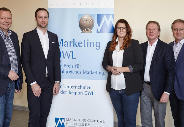 Preisträger der Marketing OWL 2016: Die Lightpower GmbH aus Paderborn wird für ihre internationale Kampagne zum Produkt „dot2“ ausgezeichnet (v. l.): MC Geschäftsführer André Mielitz, Ansgar von Garrel, Leiter Marketing Lightpower GmbH, Maxime Hardes, Marketing Lightpower GmbH, Ralph-Jörg Wezorke, Geschäftsführer Lightpower GmbH, und MC Präsident Prof. Dr. Uwe Rössler. (Foto: Esther Baumann)