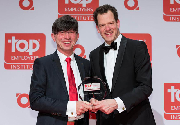 Offizielle Übergabe des Preises für den 1. Platz. Auf dem Bild sind Prof. Dr. Gunther Olesch, Geschäftsführer Phoenix Contact sowie David Plink, Geschäftsführer Top Employers Institute. (Foto: Top Employers Institute)