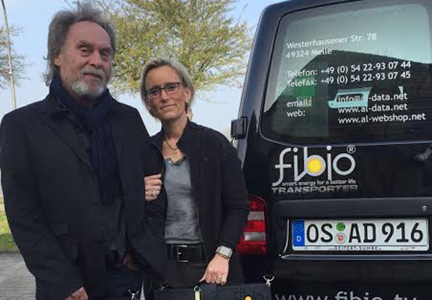 BU: Anja Lange-Huber und Bernd Thye von der fibio GmbH präsebtieren stolz ihr neues Produkt! (Foto: fibio)
