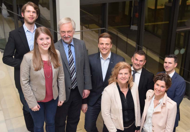 Diskutierten zur Nachwuchsförderung: Tristan Niewöhner, Janina Sander, Prof. Dr. Wilhelm Schäfer, Benedikt Goeken, Dr. Yvonne Groening, Frank Thielemann, Katja Urhahne und Martin Pekala. (Foto: Wirtschaftsjunioren Paderborn + Höxter)