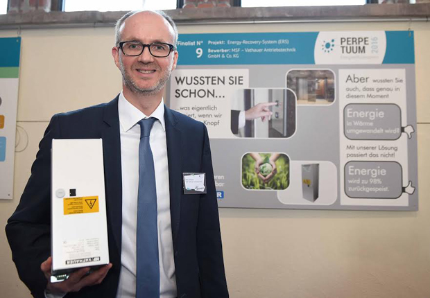 Marc Vathauer mit Energy-Recovery-System (Quelle: Britta Pedersen, DENEFF)