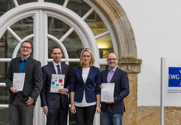 (v.l.): Dr. Jan Stockhorst, EWG-Geschäftsführer Dr. Manfred Janssen, Inga vom Hagen-Hülsberg und Yassine Mokdad (Foto: EWG Rheine mbH)