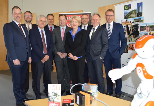 Stellten das Konzept für den OWL-Messestand in Hannover vor: Holger Nord, Geschäftsführer OWL Maschinenbau, Wolfgang Marquardt, Prokurist OstWestfalenLippe GmbH, Hans-Dieter Tenhaef, Vorstand OWL Maschinenbau, Rainer Dorau, NRW Repräsentant Deutsche Messe AG, Michael R. Keller, Generalkonsul US Generalkonsulat Düsseldorf, Prof. Dr. Ingeborg Schramm-Wölk, Präsidentin Fachhochschule Bielefeld, Dr. Benjamin Nagel, Geschäftsführer verlinked GmbH, Herbert Weber, Geschäftsführer OstWestfalenLippe GmbH, Dr. Eberhard Niggemann, Leiter Weidmüller Akademie. (Foto: OstWestfalenLippe GmbH)