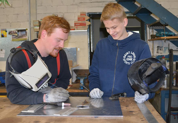 Metallbau-Geselle Niklas Stefan von der Firma Ventker Metallbau erklärt dem Realschüler Timm Spellbrink, worauf es beim Schweißen ankommt. (Foto: KreishandwerkerschaftSteinfurt-Warendorf)