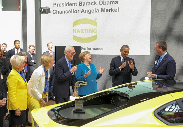 (v.l.n.r.) Familie Harting begrüßt die beiden Staatsoberhäupter: Margrit Harting, Maresa Harting-Hertz, Dietmar Harting, Angela Merkel, Barack Obama, Philip Harting (Foto: HARTING)