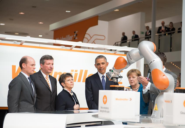 Bundeskanzlerin Angela Merkel und US-Präsident Barack Obama besuchen Weidmüller-Stand auf der Hannover Messe. (Foto: Weidmüller)