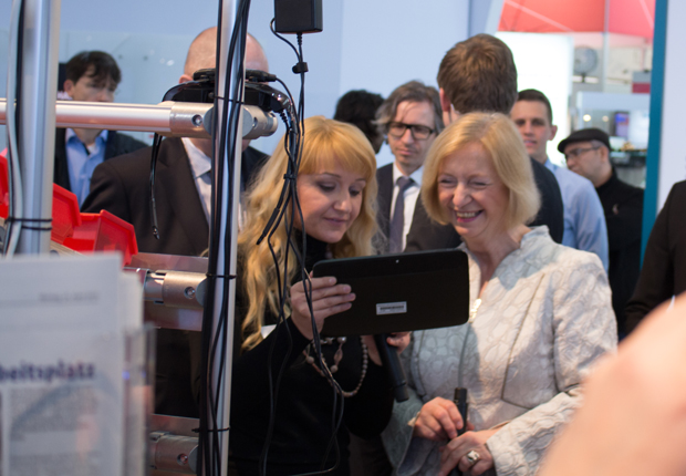 Bundesministerin Johanna Wanka (r.) überzeugte sich auf dem BMBF-Messestand von den intelligenten technischen Lösungen der Lemgoer Forscher unter dem Dach des CENTRUM INDUSTRIAL IT (CIIT). CIIT-Geschäftsführerin Sybille Hilker (l.) stellte ihr die Funktionen des virtuellen Post-its auf einem Tablet vor. (Foto: CENTRUM INDUSTRIAL IT (CIIT))