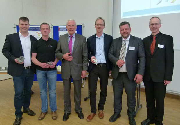 Zum Thema 3-D-Druck kamen auf Einladung des VDI Markus Steudel, Maic Blase, Heinrich Diekamp vom VDI, Maik Schmeltzpfenning, Prof. Dr. Ing. Volker Piwek sowie Prof. Dr. Ing. Jürgen Adamek (von links) am Campus Lingen zusammen. (Foto: VDI)