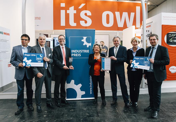 OWL Gemeinschaftsstand Hannover Messe Industrie: NRW-Wirtschaftsminister Garrelt Duin (Bildmitte) besuchte am Eröffnungstag der Hannover Messe Industrie den OWL-Gemeinschaftsstand. Mit dabei sind (v.l.n.r.): Günter Korder, Geschäftsführer it's OWL Clustermanagement GmbH, Fabian Christ und Benjamin Nagel, Geschäftsführer des Startups verlinked GmbH, Hans-Dieter Tenhaef, Vorstandssprecher OWL Maschinenbau, Wolf D. Meier-Scheuven, Präsident IHK Ostwestfalen zu Bielefeld, und Herbert Weber, Geschäftsführer OWL GmbH. (Foto: OstWestfalenLippe GmbH)