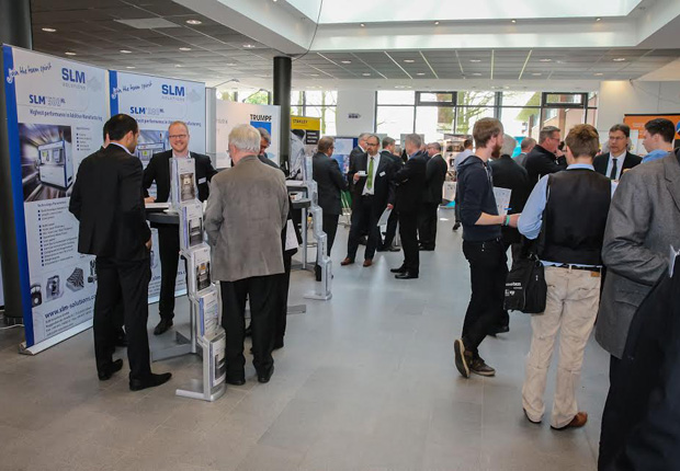 Besucher des 2. Forums Produktion 2015 beim branchenübergreifender Wissensaustausch auf der begleitenden Messeausstellung. (Foto: Wachstumsregion Ems-Achse e. V.)