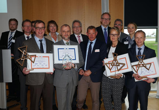 Hinterer Reihe von Links nach Rechts: Moritz Lippa, Ulrich Tepper, Martina Möhring, Landrat Ulrich Müller, Axel Martens, Stephan Westerdick, Prof. Dr. Natalie Bartholomäus. Vordere Reihe von Links nach Rechts: Michale Grübel , Thorsten Försterling (alberts.archtiekten), Heiner Thöne (RTB), Anne Wilke ( Weinrich), Uwe Brandt (Hörmann). (Foto: Initiative für Beschäftigung OWL e. V.)