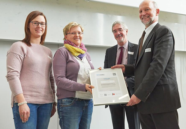 Wir begeistern Frauen für typische Männerberufe: Pia Firus (l.) und Silke Holtkamp (2. v. l.) nahmen Mitte Februar die Teilnehmer-Urkunde von Dr. Günther Horzetzky (2. v. r.), Staatssekretär im Ministerium für Wirtschaft, Energie, Industrie, Mittelstand und Handwerk des Landes NRW, und Reimund Overhage (r.), Referats- leiter des Bundesministeriums für Arbeit und Soziales, entgegen. (Foto: Buschjost GmbH)