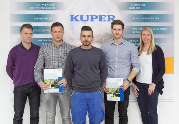 (v.l.) Walter Pepping, Ausbilder gewerbliche Ausbildungsberufe, Timo Basner, Ausbildung zum Industriekaufmann, David Nachtigal, fachpraktische Ausbildung als Zerspanungsmechaniker (angestellt bei der FARE gGmbH), Michael Prante, Ausbildung zum Industriekaufmann Caroline Alteilges, Ausbilderin kaufmännische Berufe (Foto: Heinrich KUPER GmbH & Co. KG)