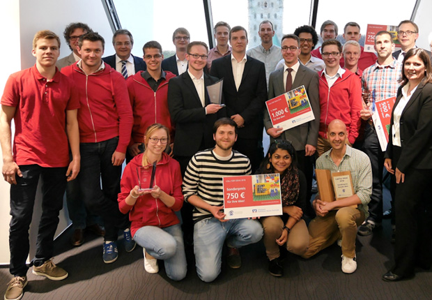 Universität Paderborn, TecUP: Die Juroren und die vier Gewinnerteams freuen sich über die gelungene Veranstaltung. (Foto: Universität Paderborn)