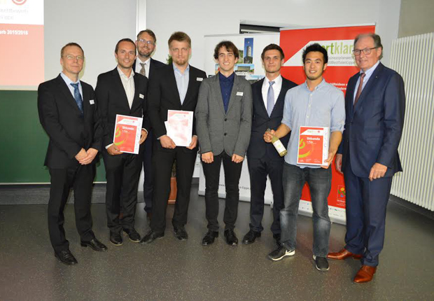 Strahlende Sieger des Businessplanwettbewerbs präsentierten am Dienstagabend in der Universität Paderborn ihre Auszeichnungen: Dr. Heino Büntemeyer und Dr. Benjamin Müller von der Biofidis AG, Stephan Fischer, Christian Klarhorst und Nikolai Soentgerath von der Khador GbR, sowie Justin Darmawan von Djahé Limun (v.l.n.r.). Hans-Jürgen Nolting, Vorstand der Stadtsparkasse Bad Oeynhausen und Juryvorsitzender (1.v.r.), und Wolfgang Marquardt (3.v.l.), Prokurist der OstWestfalenLippe GmbH, überreichten den Gewinnern die Urkunden und Preise. (Foto: OstWestfalenLippe GmbH)