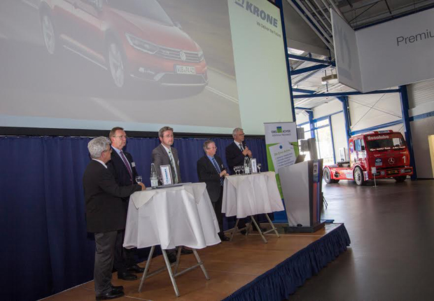 Die Teilnehmer der Talkrunde auf der Auftaktveranstaltung in Werlte (von links): Bernd Bureck (Zukunft Emden GmbH), Uwe Sasse (Fahrzeugwerk Bernard Krone GmbH & Co. KG), Dr. Dirk Lüerßen (Ems-Achse), Bernd Bornemann (Stadt Emden) und Jan Wurps (Volkswagen AG). (Foto: k+ medienbüro Aurich)