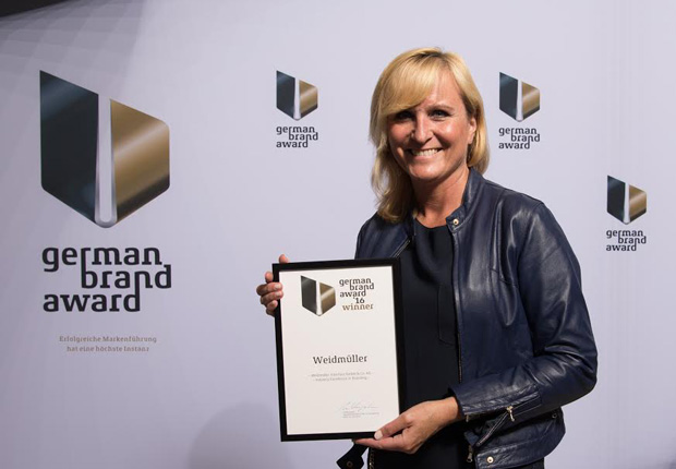 Marion Sommerwerck, Leiterin Unternehmenskommunikation bei Weidmüller, nimmt den German Brand Award entgegen. (Foto: Weidmüller)