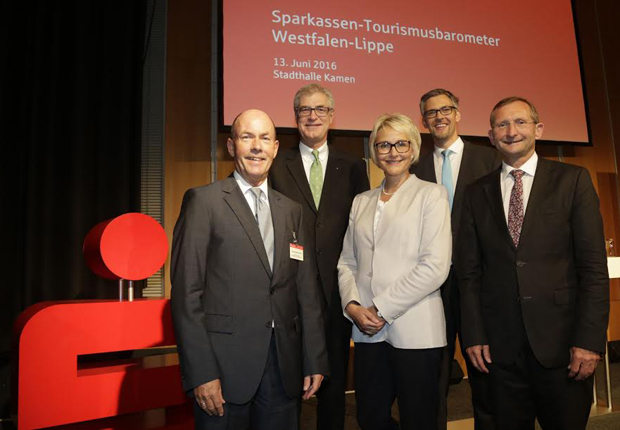 v.l. Thomas Kubendorff, Vorsitzender Beirat Sparkassen-Tourismusbarometer Westfalen-Lippe Jürgen Wannhoff, Vizepräsident Sparkassenverband Westfalen-Lippe Dr. Heike Döll-König, Geschäftsführerin Tourismus NRW e. V. Karsten Heinsohn, Bereichsleiter Tourismusbarometer und -monitoring dwif-Consulting GmbH Dr. Mathias Feige, Geschäftsführer dwif-Consulting GmbH (Foto: Sparkassenverband Westfalen-Lippe)