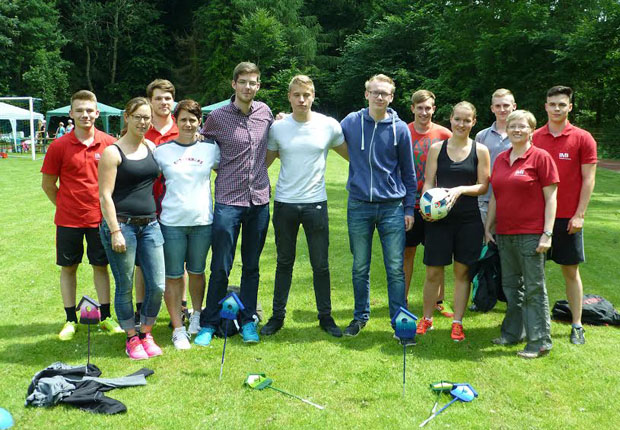 Die Buschjost Helfer hatten viel Spaß (von links): Markus Tissen, Pia Firus, Steffen Dreier, Ute Rossmann, Benjamin Kolbe, Raoul Schwarze, Nico Gieseking, Patrick Podsigun, Kerstin Schiermeyer, Fred Engelking, Silke Holtkamp, Phil Cherkusza. (Foto: Buschjost GmbH)