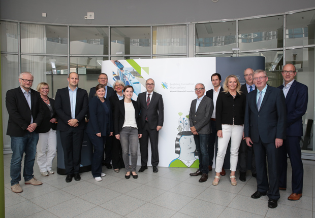 Die Wirtschafsförderungskonferenz Münsterland unterstützt das Projekt Enabling Innovation: (vlnr.) Reinhard Bernshausen (Bezirksregierung Münster); Julia Rösler (Regionalagentur Münsterland); Bernd Büdding (Münsterland e.V.); Janita Tönnissen (AFO der Westfälischen Wilhelms-Universität), Joachim Brendel (IHK Nord-Westfalen); Petra Michalczak-Hülsmann (gfw Warendorf); Katarina Kühn (AFO der Westfälischen Wilhelms-Universität; Klaus Ehling (Münsterland e.V.); Stefan Adam (TAFH Münster GmbH); Dr. Christian Junker (Technologieförderung Münster); Birgit Neyer (WEST mbH); Thomas Harten (HWK Münster); Dr. Heiner Kleinschneider (WFG Borken); Dr. Thoms Robbers (Wirtschaftsföderung Münster); Dr. Elisabeth Birckenstaedt (Westfälische Hochschule) (Foto: Münsterland e.V.)