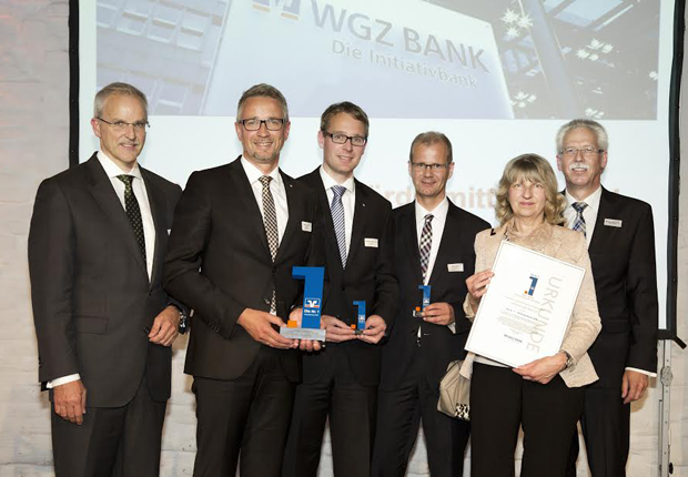 Die Volksbank Halle/Westf. eG ist „Nr. 1 – VR-Förderbank 2015“. Vorstand Harald Herkströter, Christoph Wellmeyer, Ulrich Risse und Christine Knemeyer nahmen den Preis von WGZ- Vorstandsmitglied Uwe Berghaus (links) und Michael Steinacker, Bereichsleiter der Investitionsförderung (rechts), entgegen. (Foto: Volksbank Halle/Westf. eG)