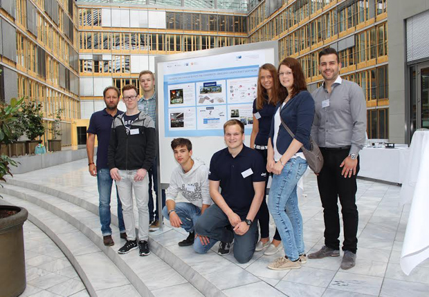 Frank Ullrich (Betreuer), Tobias Liedmann, Timo Runde, Elias Westermeyer (Georgsmarienhütte GmbH), Bastian Gödde, Ulrike Frick (Kampmann GmbH), Sarah Buchholz und Giacomo Gianfaldone (Betreuer, Felix Schoeller Group) (Foto: IHK Osnabrück - Emsland - Grafschaft Bentheim)