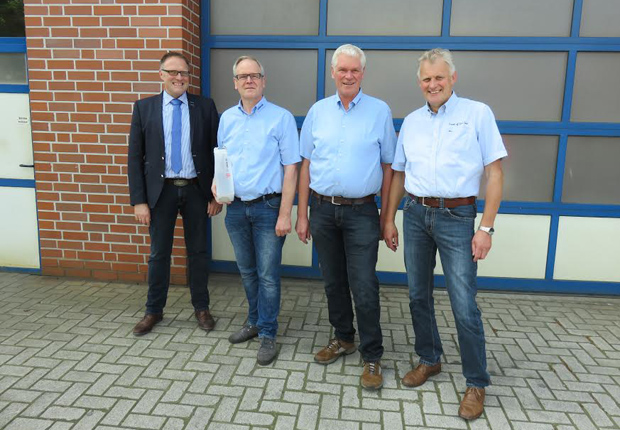 Der Fachbereichsleiter der Wirtschaftsförderung Ludger Tieke (li.) und Ortsbürgermeister Heiner Schomacker (re.) gratulierten Bernhard (2. v. li.) und Hermann-Josef Gödde zum neuen Standort. (Foto: Stadt Lingen (Ems))