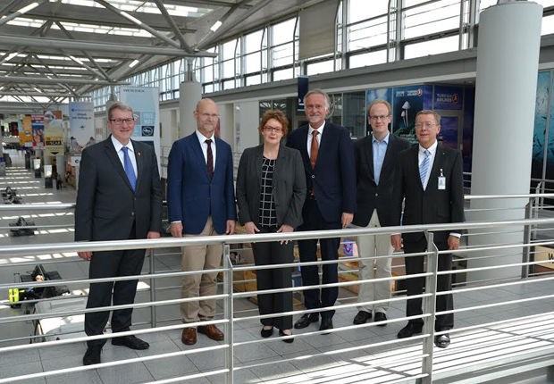 (v.l.) Landrat Dr. Effing, Staatssekretärin Behrens, Staatssekretär von der Mühlen, Oberbürgermeister Griesert, Ratsherr Dr. Jung, Geschäftsführer Prof. Stöwer. (Foto: FMO Flughafen Münster/Osnabrück GmbH)