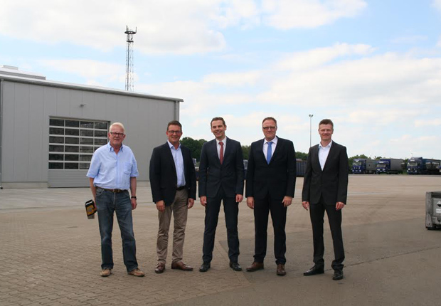 (v. li.) Jürgen und Thomas Deppe führten Lingens Ersten Stadtrat Stefan Altmeppen und die Wirtschaftsförderer Ludger Tieke und Dietmar Lager über das Betriebsgelände im Industriegebiet Lingen-Nord. (Foto: Stadt Lingen (Ems))