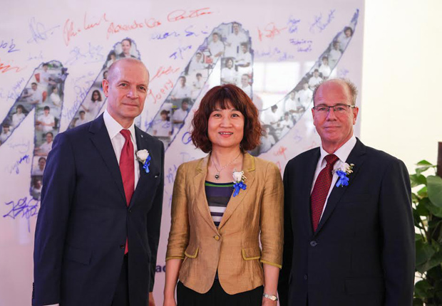 Standortsicherung durch Internationalisierung – die MöllerGroup treibt mit der Eröffnung des neuen Standortes in Langfang das globale Wachstum erfolgreich voran vlnr: Rainer Schütte, Chef der MöllerGroup, Mrs. Jean Tian, Director Economical Developement, Hebei Province und Andreas Stecken, Leiter des neuen Werkes in Langfang (Foto: MöllerGroup GmbH)