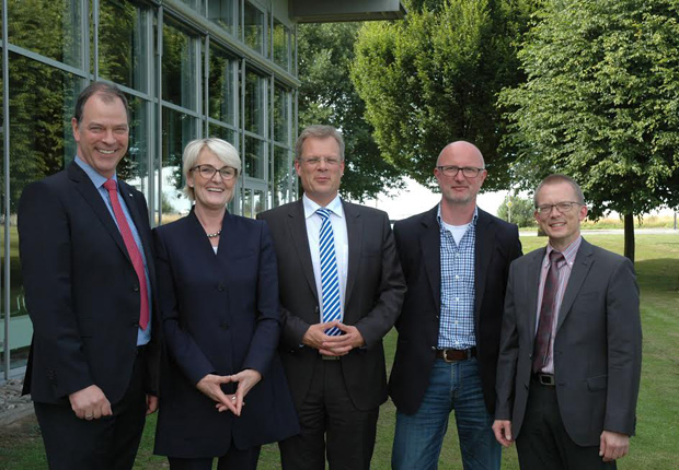 Auf dem Foto sind zu sehen (v.l.n.r.): Holger U. Nord (Geschäftsführer OWL MASCHINENBAU), Angelika Gieseler (Geschäftsstelle Kunststoffe in OWL ), Stefan Schmedding (Vereinsvorsitzender Kunststoffe in OWL), Carsten Kießler, Andreas Henkel (beide Vorstand Kunststoffe in OWL e.V.) (Foto: Kunststoffe in OWL e. V.)