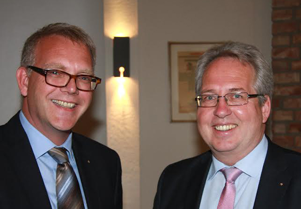 Seit dem heutigen Montag das jüngste Mitglied im Rotary-Club Herford- Hanse: Club-Präsident Klaus Oehler (li.) heißt Landrat Jürgen Müller im Kreis der rotarischen Freunde herzlich willkommen. (Foto: Müller)