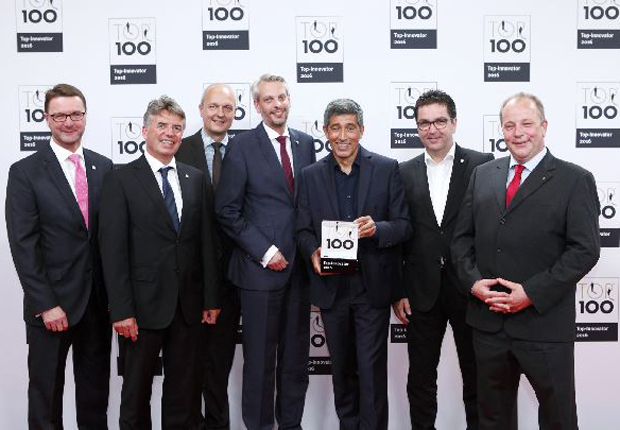 Ranga Yogeshwar übergibt der ESSMANN GROUP die Auszeichnung TOP 100 Innovator 2016: (v. l. n. r.) Ralph Fels (Leitung Produktmanagement), Frank Wienböker (Gesamtleitung Vertrieb), Ralf Schröder (Leitung Strategischer Einkauf), André General (Leitung Personalmanagement), Ralf Dahmer (Vorsitzender der Geschäftsführung) und Stefan Schneider (Leitung Technik) (Foto: compamedia)