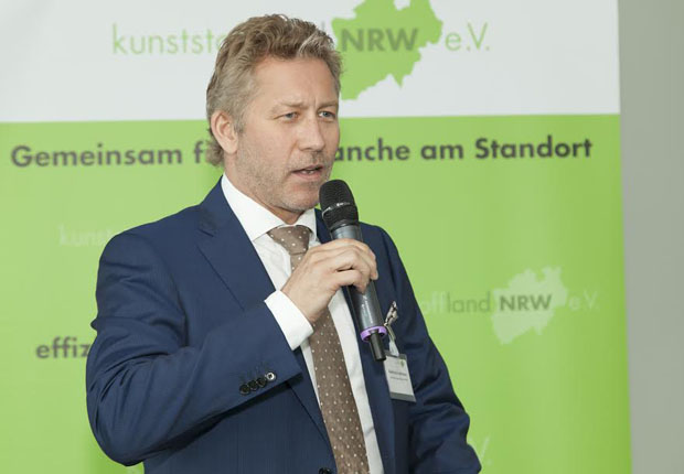 Antrittsrede im Rahmen der Mitgliederversammlung vom 28.06.2016: Reinhard Hoffmann, neu gewählter Vorsitzender des Vereins kunststoffland NRW. (Foto: kunststoffland NRW e.V.)